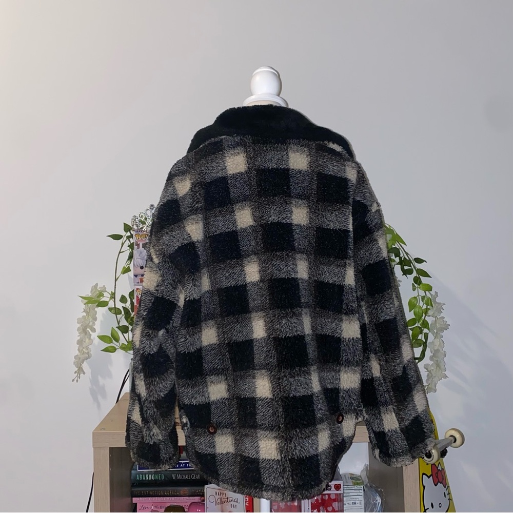 Velour County vintage style black and white plaid fuzzy button down coat - Picture 4 of 9